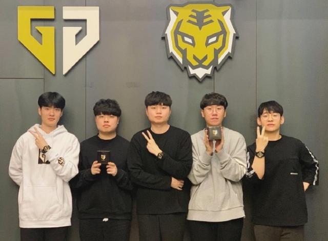 双方防守的 双方防守的